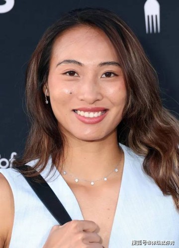 郑钦文太漂亮了!一身行头27万,蓝色套装又美又飒