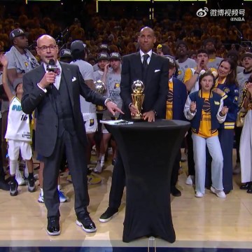 DB真人旗舰传承!西卡当选东决MVP 球队名宿雷吉-米勒为其颁发拉里-伯德杯