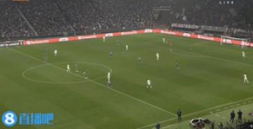 DB官网在线登录入口太快了!埃基蒂克单刀机会,范德文落后身位回追完成干净铲断