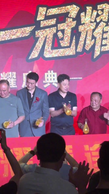 DB视讯官网久违了~🥂前主帅李春江现身广厦首冠庆功宴 端起酒杯直接一口闷