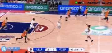 DB真人旗舰先来手刀一记!王哲林反击下快攻 赵继伟奋力追防送出切帽