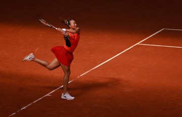 一轮游!WTA马德里站:郑钦文30次非受迫失误0-2波塔波娃