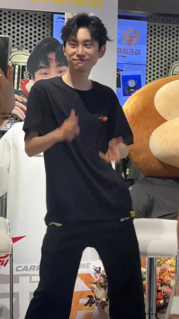 DB视讯官方登录入口B神舞的好极限!Doinb线下活动翻跳《九万字》