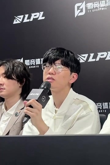 DB真人旗舰心态彻底崩了！JieJie赛后采访仰头真是欲哭无泪 Daeny教练在旁偷偷安慰