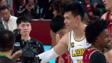 DB真人旗舰🤝握手言和 比赛结束后许钟豪主动找到张宁握手