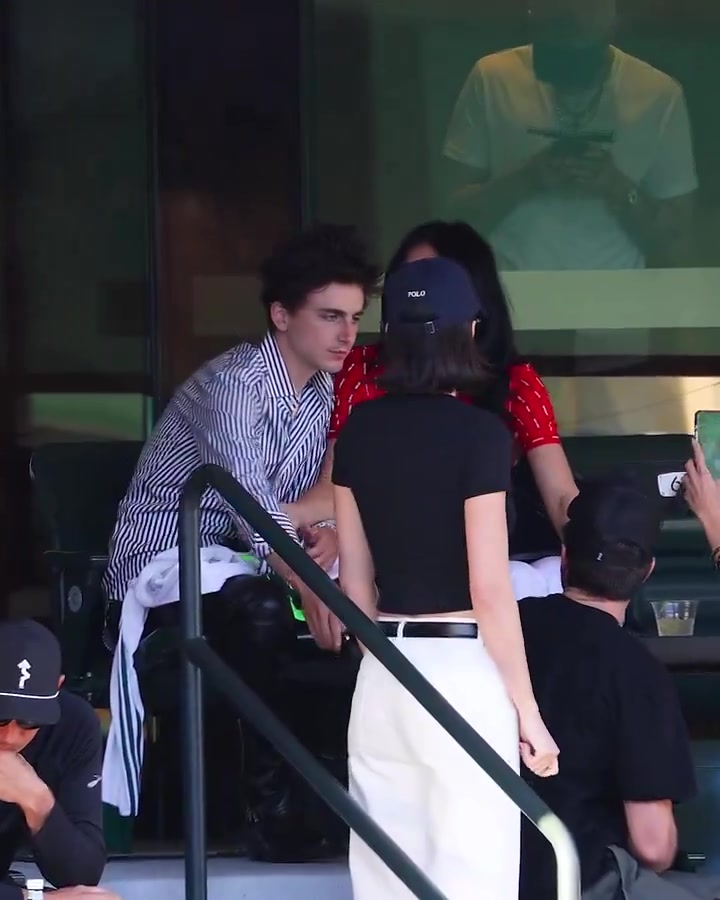 DB视讯官网🥎肯豆吃狗粮！“金小妹”捧着甜茶的脸，小鸡啄米亲个不停