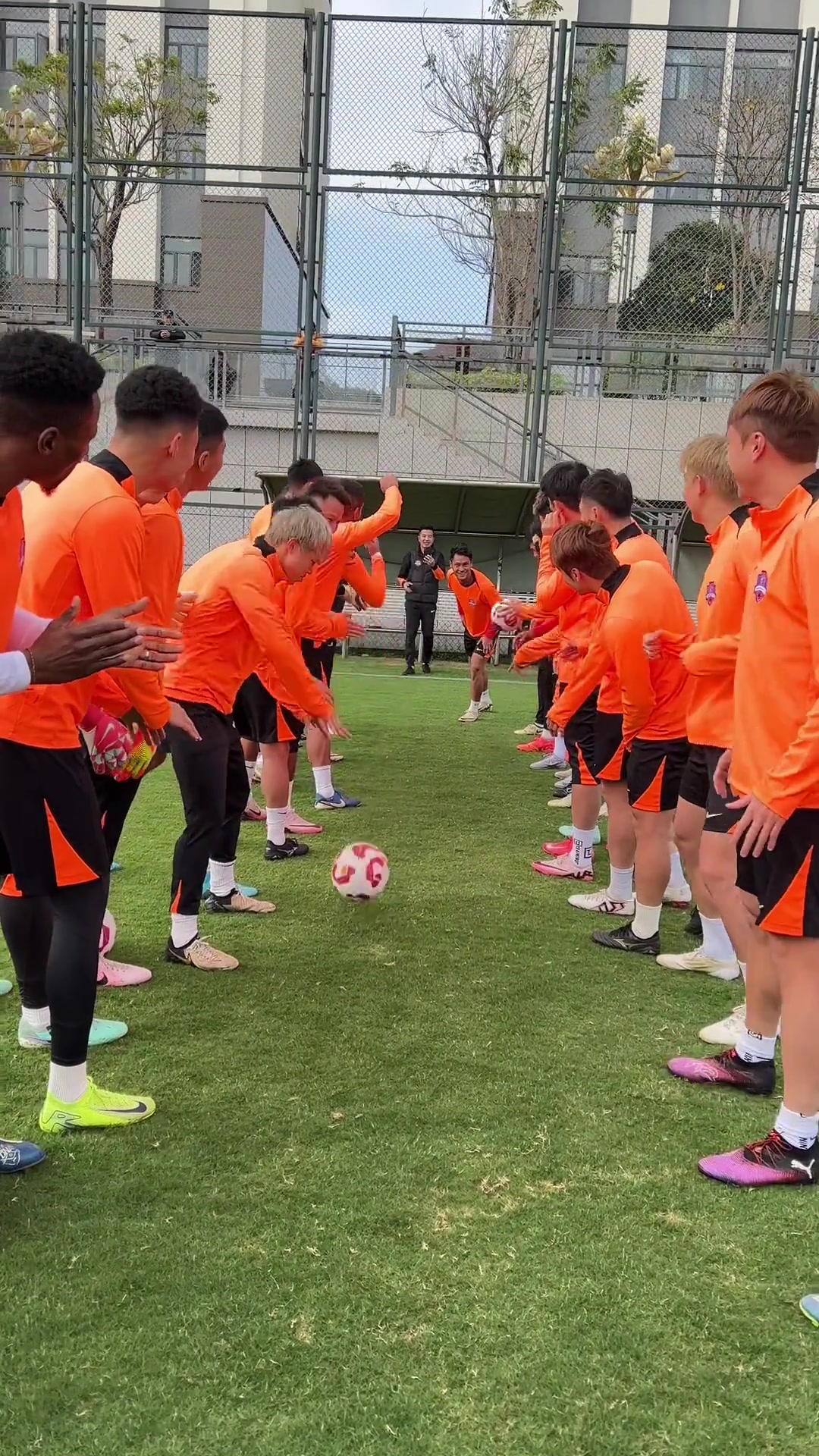 DB官网在线登录入口领取中超第二轮最佳奖杯，杨超声感慨：好像回到了17岁的那个夏天