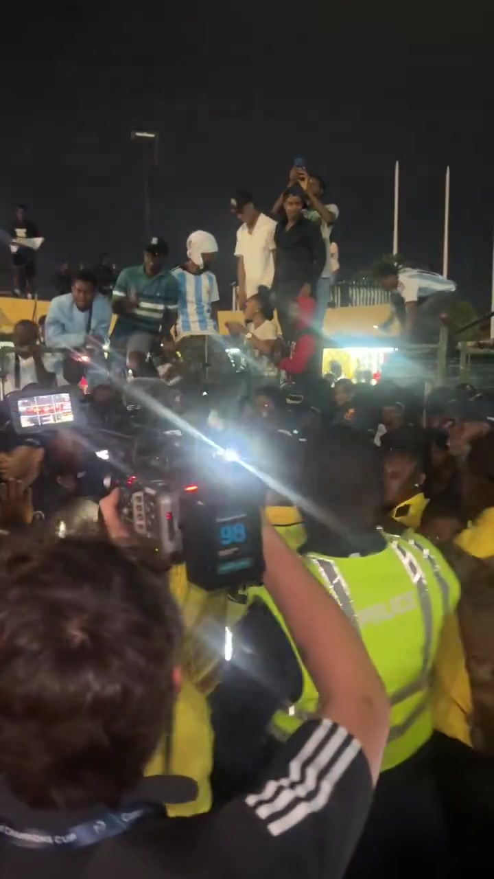 DB视讯官方登录入口人山人海！记者晒视频：数百名牙买加球迷赛后等待看梅西离开球场