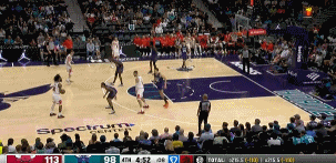 DB视讯官方登录入口潇洒！布泽利斯空切底线 接球腾空暴起双手背扣