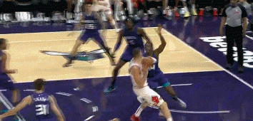 DB视讯官方登录入口潇洒！布泽利斯空切底线 接球腾空暴起双手背扣