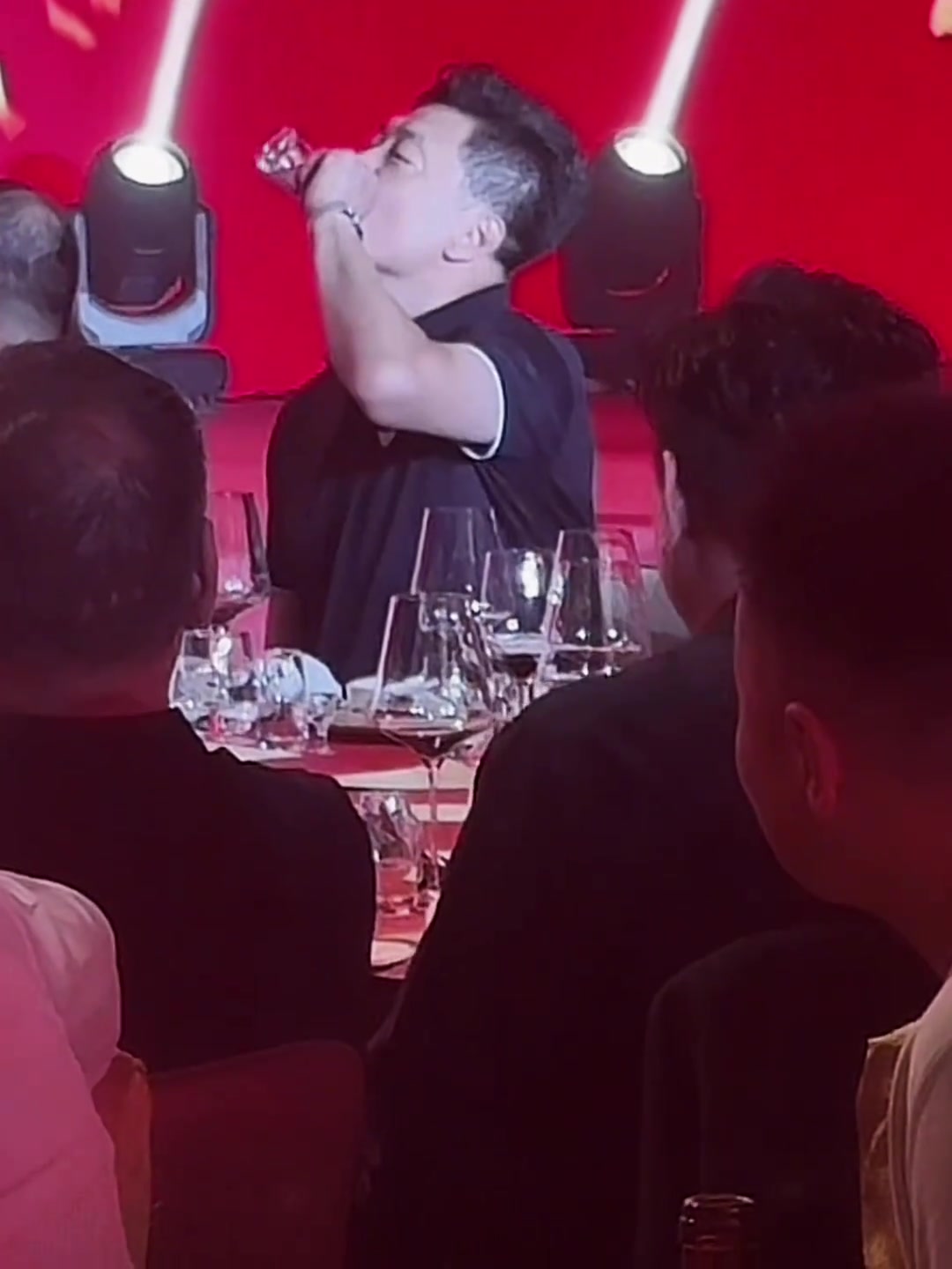 DB视讯官网久违了~🥂前主帅李春江现身广厦首冠庆功宴 端起酒杯直接一口闷